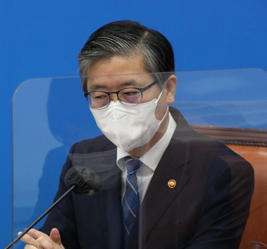 변창흠(사진) 국토부 장관이 28일 국회에서 열린 제4차 고위당정협의회에서 생각에 잠겨 있다. <연합뉴스>